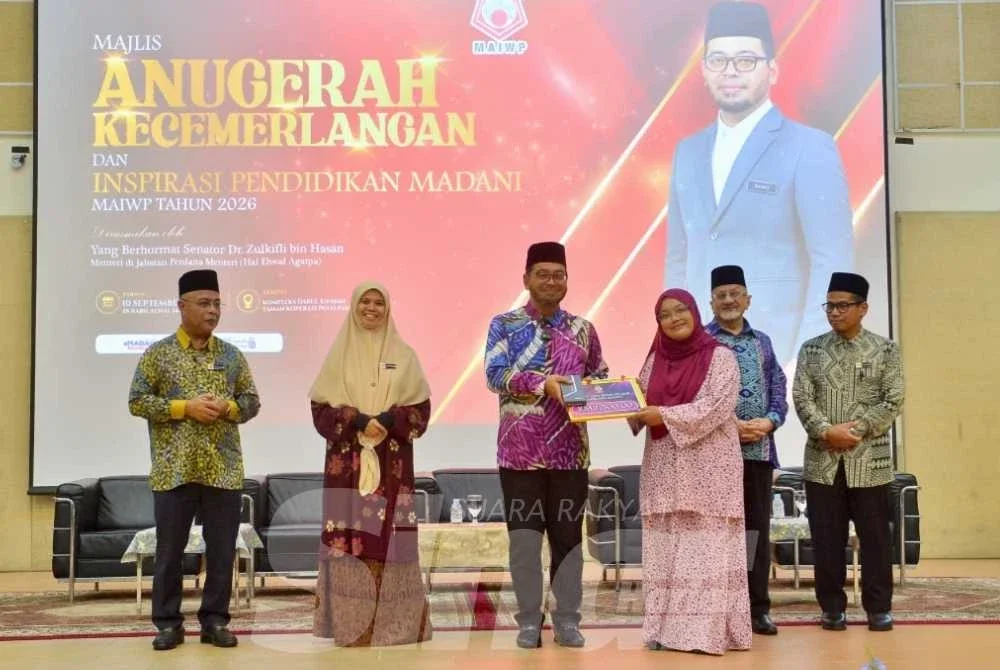 Zulkifli menyampaikan Anugerah Kecemerlangan dan Inspirasi Pendidikan Madani MAIWP 2026 kepada penerima. Foto Sinar Harian - ASRIL ASWANDI SHUKOR