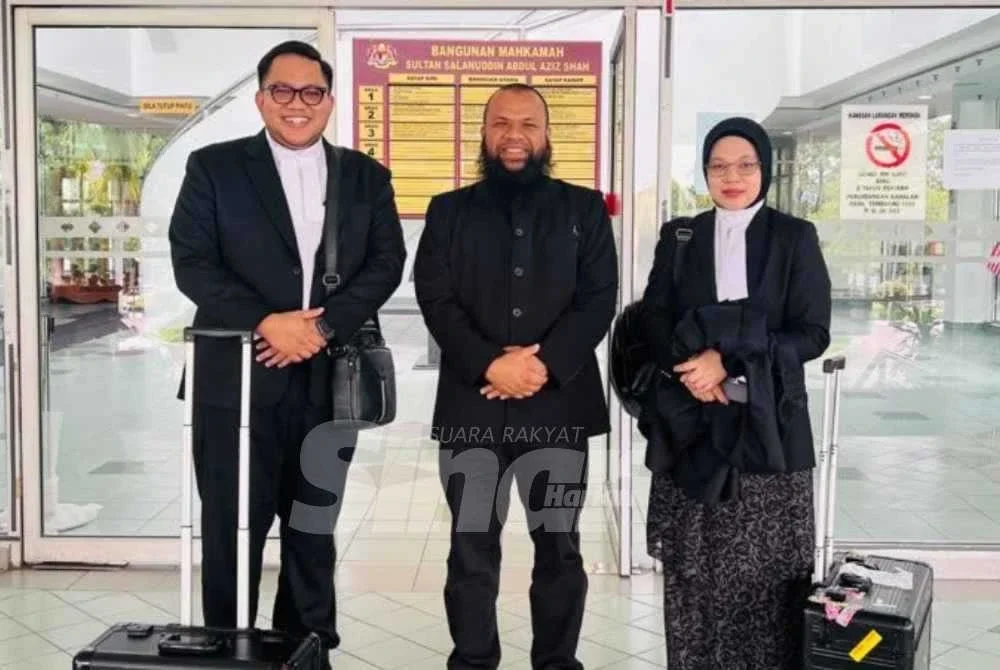 Mohamad Azlan (tengah) bersama peguamnya kelihatan ceria selepas Mahkamah Tinggi Shah Alam pada Khamis membenarkan tuntutan saman fitnah terhadap Shahruldi berhubung dua hantaran Facebook yang didapati memfitnahnya, lima tahun lalu.