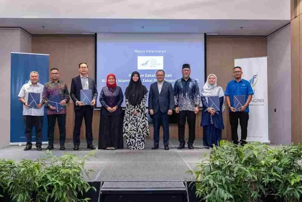 Timbalan Menteri Di Jabatan Perdana Menteri (Hal Ehwal Agama), Marhamah Rosli (lima,kiri) bersama pengurusan kanan Alliance Islamic dan LZS pada Program AZAM.