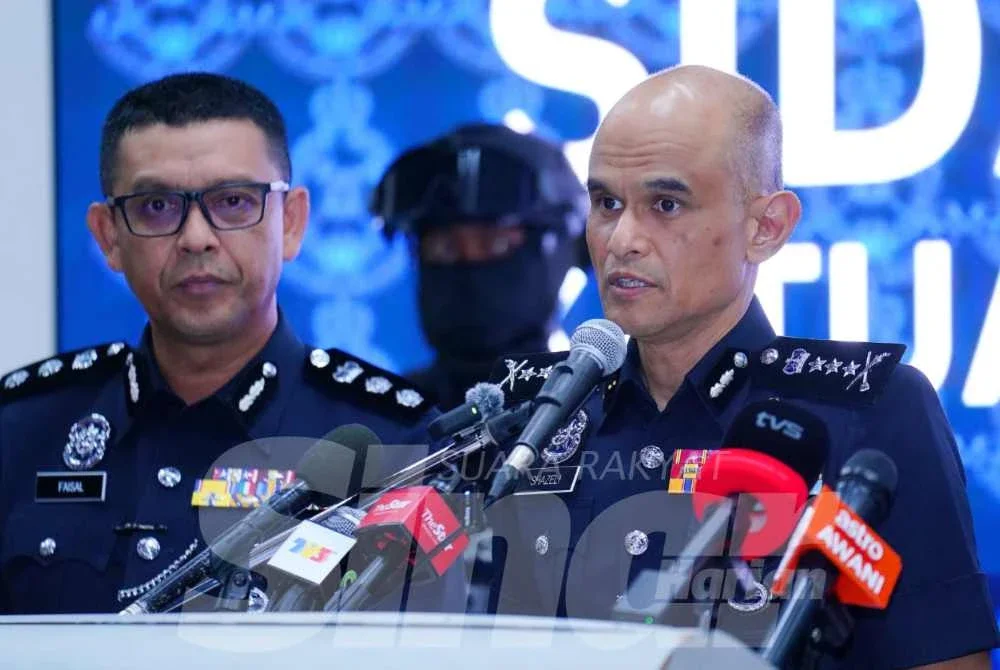 Shazeli (kanan) pada sidang media di IPK Selangor pada Khamis. Foto Sinar Harian - MOHD HALIM ABDUL WAHID