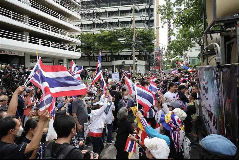 Kira-kira 200 penunjuk perasaan berhimpun di luar Kedutaan Israel yang ditutup sementara disebabkan demonstrasi itu. - Foto Agensi