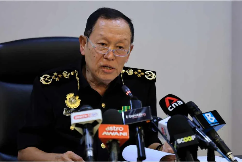 Ketua Pesuruhjaya Suruhanjaya Pencegahan Rasuah Malaysia (SPRM), Datuk Seri Abd Halim Aman bercakap pada sidang media dipejabatnya hari ini. Foto Bernama