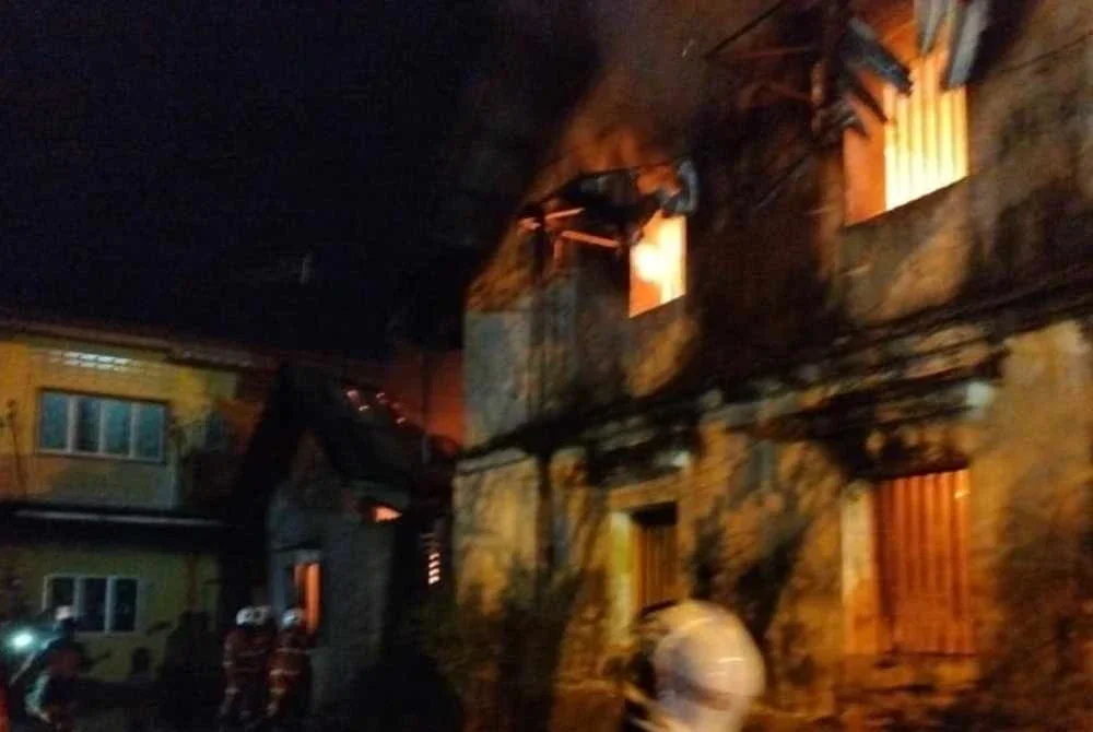 Seorang warga emas lelaki berusia 66 tahun ditemui meninggal dunia di dalam bilik air selepas rumah dua tingkat didiaminya di Pasar Gok Kapor, Jalan Pantai Cahaya Bulan, Kota Bharu terbakar pada Khamis.Foto:JBPM