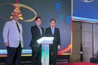 Mohammad Fahmi (tengah) meletakan tangan sebagai simbolik pada Majlis Penutup HEKATON dan Forum AI di sini pada Rabu.
