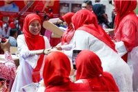 Noraini beramah mesra dengan para perwakilan sebaik tiba bagi menghadiri Perhimpunan Agung Wanita UMNO 2026. Foto Bernama