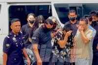 Empat tertuduh warga China tiba di Kompleks Mahkamah Balik Pulau pada Khamis.