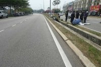 Mangsa maut di lokasi kejadian dalam kemalangan di Kilometer 2, Jalan Temerloh-Mentakab pada Rabu. Foto: IPD Temerloh