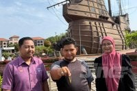 Anddy (tengah) menunjukkan gelang emas ditemui Ahad lalu. Foto SINAR HARIAN/NORAFIZA JAAFAR
