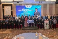 Zulkifli (depan, sepuluh dari kiri) bersama wakil 15 koperasi yang menunaikan zakat perniagaan.