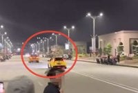 Tangkap layar rakaman video tular memaparkan aksi menguji kelajuan di Jambatan Putra di Putrajaya.