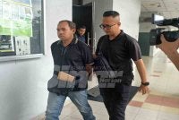 Mohd Suhaimi (kiri) mengaku bersalah atas pertuduhan menghantar gambar dan video lucah bekas isterinya menerusi WhatsApp.