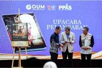 Sultan Sharafuddin Idris Shah (tengah) berkenan menerima buku daripada penulis Dr Malik Yatam (kiri) pada Majlis Pelancaran Buku ‘Ph.D Dari Penjara’ di Pustaka Raja Tun Uda. Foto Bernama