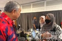 Ahmad Zahid beramah mesra dengan wartawan Sinar Harian yang membuat liputan PAU di WTCKL pada Khamis.