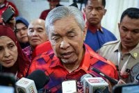 Presiden UMNO Datuk Seri Dr Ahmad Zahid Hamidi menjawab pertanyaan media pada Perhimpunan Agung UMNO 2026 di Pusat Dagangan Dunia Kuala Lumpur hari ini. Foto Bernama