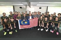 Tian Hock (depan, lima dari kiri) bersama skuad bola keranjang yang akan menggalas cabaran negara pada Sukan Asia Aichi-Nagoya 2026. Foto MABA