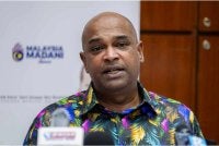 Menteri Sumber Manusia Datuk Seri R. Ramanan bercakap pada sidang media selepas Majlis Penyerahan Geran Uyarvu MADANI Siri 2 2026 hari ini. Foto Bernama
