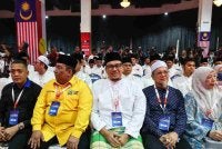 Afnan Hamimi (tengah) antara wakil-wakil parti jemputan dari dalam dan luar negara yang hadir pada Perasmian Perhimpunan Agung Pergerakan Pemuda UMNO 2026 sempena Perhimpunan Agung UMNO 2026 di Dewan Merdeka, Pusat Dagangan Dunia Kuala Lumpur pada Khamis. Foto Bernama 