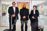 Mohamad Azlan (tengah) bersama peguamnya kelihatan ceria selepas Mahkamah Tinggi Shah Alam pada Khamis membenarkan tuntutan saman fitnah terhadap Shahruldi berhubung dua hantaran Facebook yang didapati memfitnahnya, lima tahun lalu.