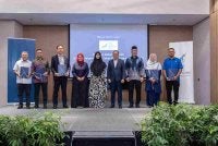 Timbalan Menteri Di Jabatan Perdana Menteri (Hal Ehwal Agama), Marhamah Rosli (lima,kiri) bersama pengurusan kanan Alliance Islamic dan LZS pada Program AZAM.