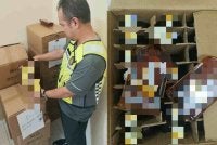 Antara minuman keras tiruan yang dirampas.