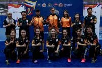 Azlan (berdiri, tengah) bersama atlet wushu negara selepas meninjau persiapan mereka menjelang Sukan Asia Aichi Nagoya 2026 di MSN Bukit Jalil pada Khamis. Foto: Bernama