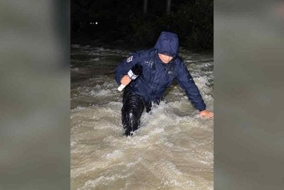 Seidel hampir hilang keseimbangan tubuh akibat dihentam ombak besar secara tiba-tiba. - Foto Agensi