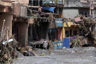 Banjir dahsyat itu telah menyebabkan kemusnahan harta benda yang teruk dan meragut hampir 1,400 nyawa.