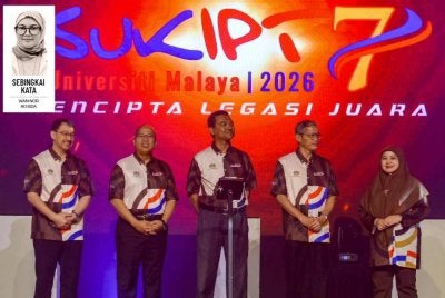 Mohd Nor Azman (tengah) merasmikan Majlis Pelancaran SUKIPT 2026 di Dewan Tunku Canselor UM. Gambar kecil: Wan Nor Rosida
