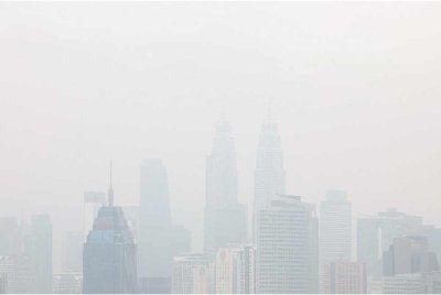 Pemandangan di Menara Berkembar Petronas kelihatan kabur berikutan jarak penglihatan terjejas akibat jerebu