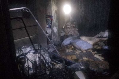 Keadaan bilik yang musnah terbakar dalam kejadian kebakaran di Taman Titiwangsa, Kluang.