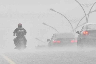 MetMalaysia mengeluarkan amaran ribut petir, hujan lebat dan angin kencang di lima negeri. Foto hiasan