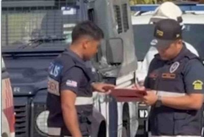 Polis sedang menjalankan siasatan berhubung penemuan mayat seorang lelaki dalam tangki kumbahan di sebuah rumah. 