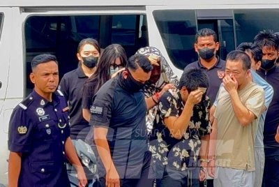 Empat tertuduh warga China tiba di Kompleks Mahkamah Balik Pulau pada Khamis.