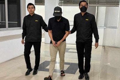 SPRM menahan seorang bekas pengurus besar sebuah syarikat pegangan pelaburan hartanah kerana disyaki menyalahgunakan kedudukan bagi mendapatkan faedah dan ganjaran perkhidmatan. Foto: SPRM