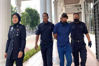 Tertuduh dibawa keluar dari Mahkamah Sesyen Kulim.
