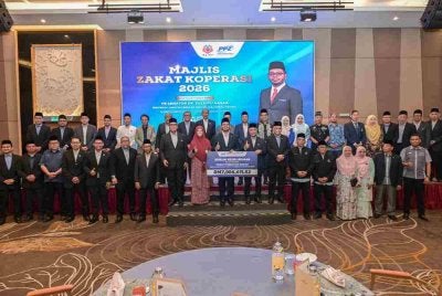 Zulkifli (depan, sepuluh dari kiri) bersama wakil 15 koperasi yang menunaikan zakat perniagaan.