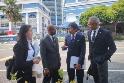 Amer (dua dari kanan) ketika ditemui pemberita selepas hadir ke IPD Dang Wangi pada Khamis.