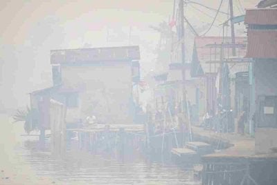 Jerebu tebal menyelubungi bandar Pontianak di Kalimantan Barat. - Foto AFP 