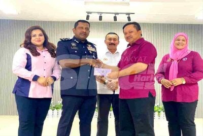 Hussein (dua dari kiri) ditemani Ruslin (tengah) menyampaikan sumbangan kepada penerima semasa mengadakan Lawatan Strategik ke PUSPEN Bachok di Bachok pada Khamis.