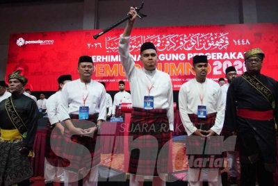 Dr Akmal (tengah) ketika Perhimpunan Pemuda UMNO di Pusat Dagangan Dunia (WTC) di Kuala Lumpur pada Khamis. Foto: ROSLI TALIB 