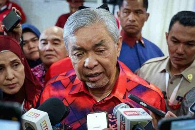 Presiden UMNO Datuk Seri Dr Ahmad Zahid Hamidi menjawab pertanyaan media pada Perhimpunan Agung UMNO 2026 di Pusat Dagangan Dunia Kuala Lumpur hari ini. Foto Bernama