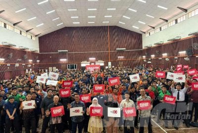 Suzilasahibatul dan Nurhayati bersama pelajar pada Program Jelajah Antirasuah IPMA 2026 di TVET MARA Pekan pada Khamis.