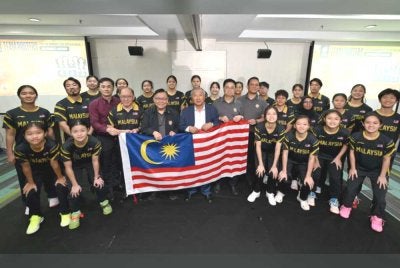 Tian Hock (depan, lima dari kiri) bersama skuad bola keranjang yang akan menggalas cabaran negara pada Sukan Asia Aichi-Nagoya 2026. Foto MABA