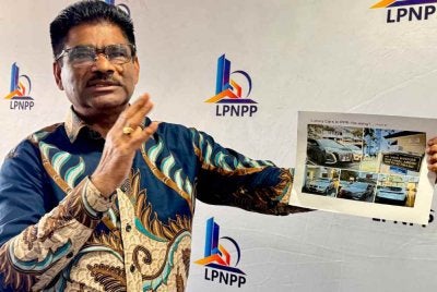 Sundarajoo menunjukkan gambar yang memaparkan beberpa kenderaan mewah dipercayai milik penghuni PPR Taman Manggis