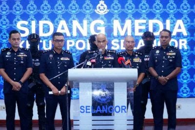 Shazeli (tengah) dalam sidang akhbar di IPK Selangor pada Khamis. Foto: SINAR HARIAN/MOHD HALIM ABDUL WAHID