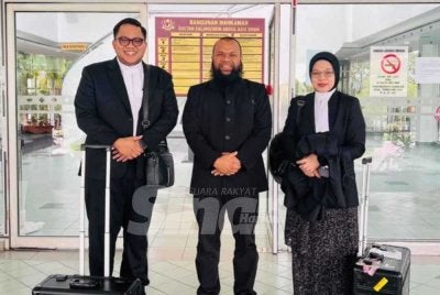 Mohamad Azlan (tengah) bersama peguamnya kelihatan ceria selepas Mahkamah Tinggi Shah Alam pada Khamis membenarkan tuntutan saman fitnah terhadap Shahruldi berhubung dua hantaran Facebook yang didapati memfitnahnya, lima tahun lalu.