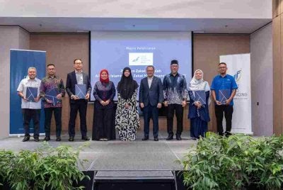 Timbalan Menteri Di Jabatan Perdana Menteri (Hal Ehwal Agama), Marhamah Rosli (lima,kiri) bersama pengurusan kanan Alliance Islamic dan LZS pada Program AZAM.