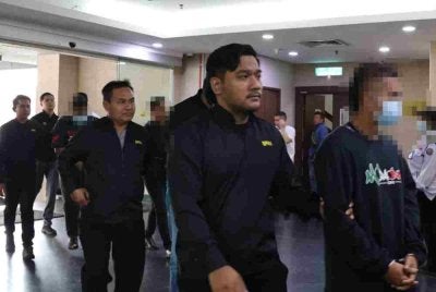 Antara yang ditahan membabitkan sindiket pemalsuan dokumen hak milik kenderaan. Foto: SPRM