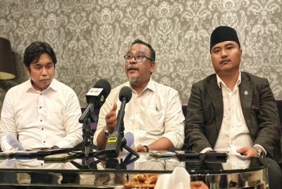 Mohd Khairul Azam(tengah) bersama dua lagi peguam mewakili Undang Yang Empat termasuk yang dipertikai dalam sidang media di Galeri Diraja Tuanku Jaafar