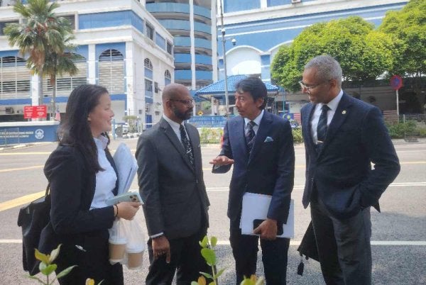 Amer (dua dari kanan) ketika ditemui pemberita selepas hadir ke IPD Dang Wangi pada Khamis.